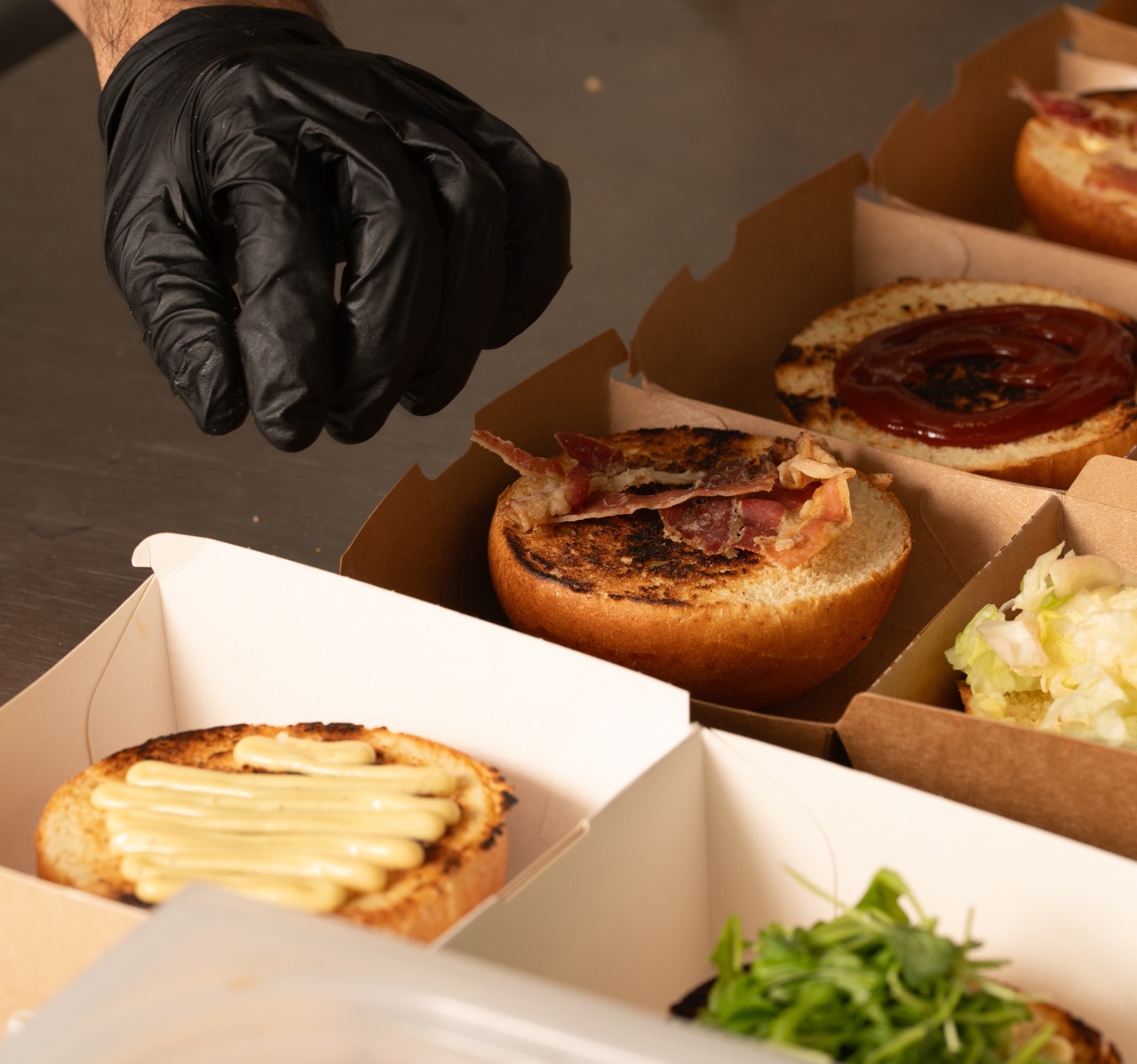 Preparazione hamburger in cucina