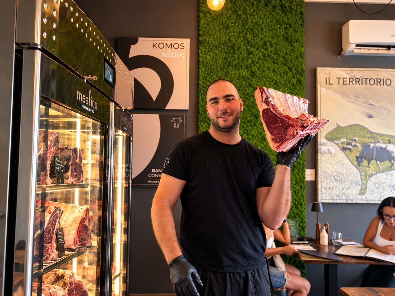 Taglio di carne frollata mostrato accanto alla cella di frollatura