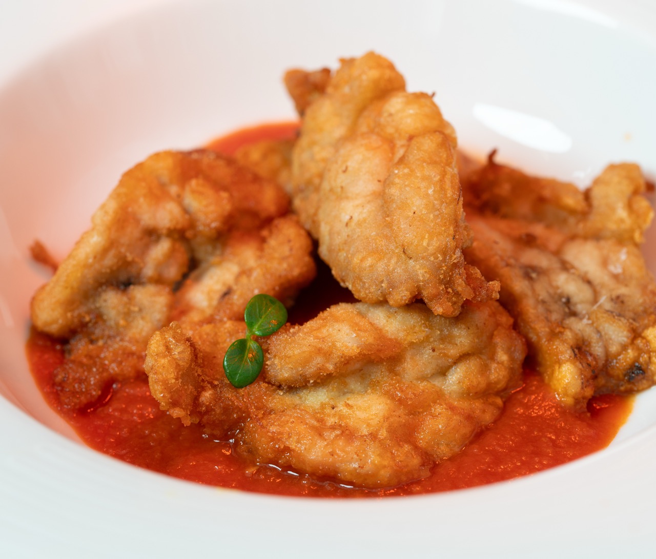 Fritto dorato su salsa di pomodoro
