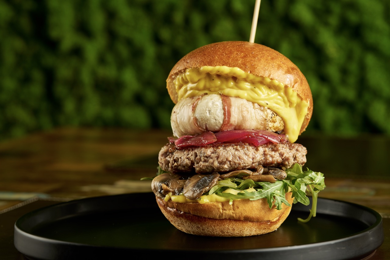 Komos Burger con funghi, rucola e bacon