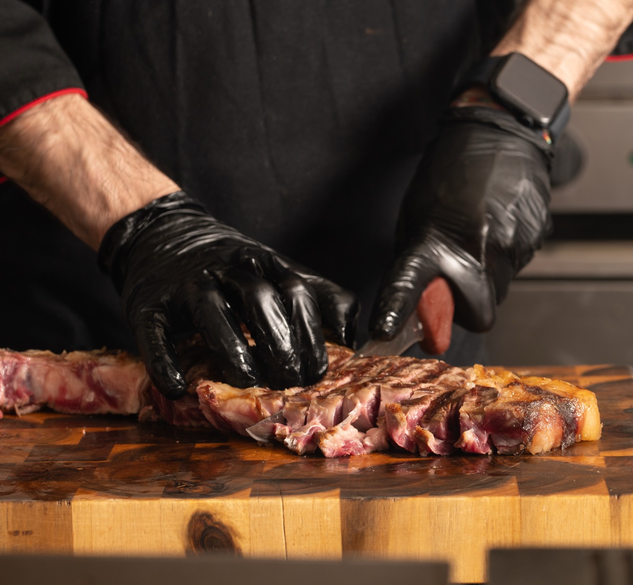 Chef che affetta bistecca cotta